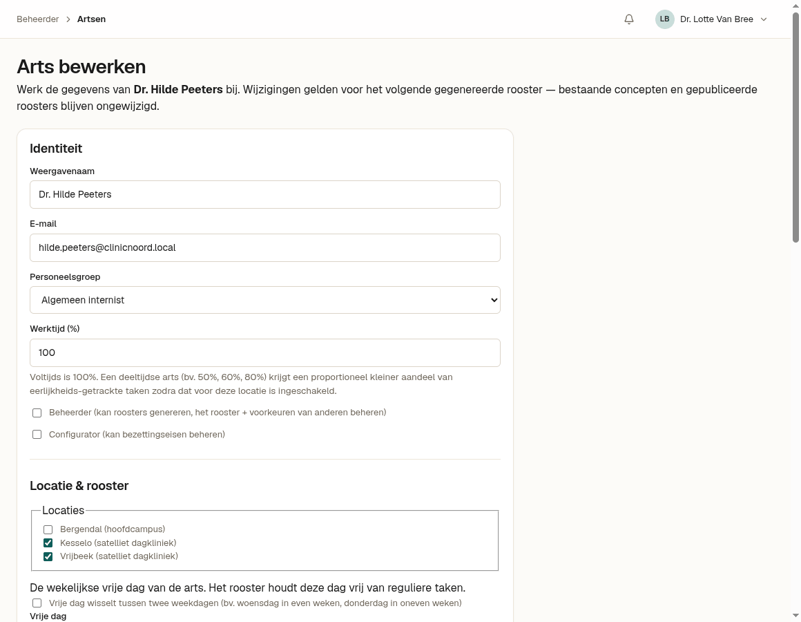Schermafbeelding van het bewerkformulier van een arts voor een fictieve kliniek, met naam, personeelsgroep en een lijst locaties waarvan er twee van de drie zijn aangevinkt.