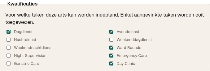 Schermafbeelding van de bevoegdhedenlijst van een arts voor een fictieve kliniek, met de meeste diensttypes aangevinkt en 'nachtelijke eindverantwoordelijkheid' uitgevinkt.